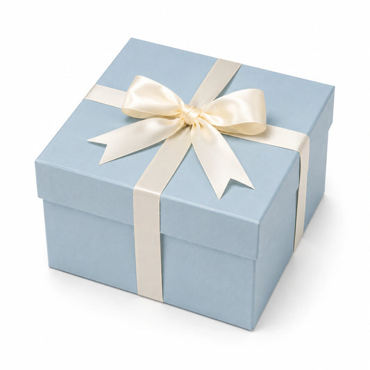 Geschenkbox 20 x 20 x 12 cm aus Karton hellblau creme mit Deckel und Schleifenband